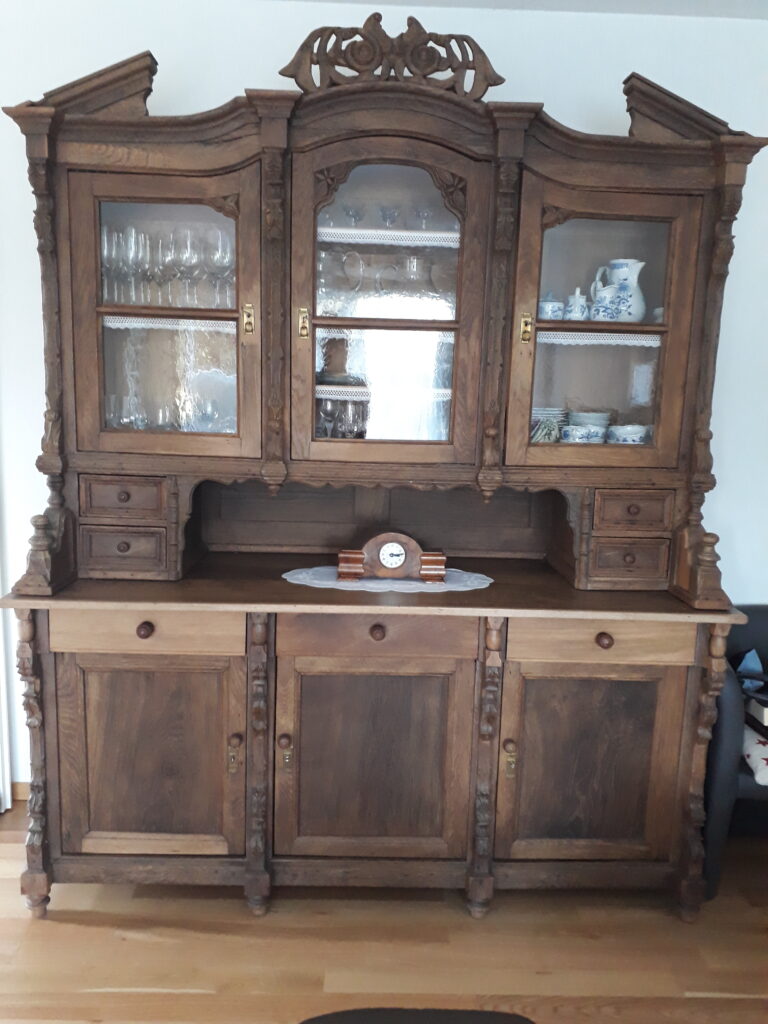 Restaurierter Schrank in rustikaler Optik